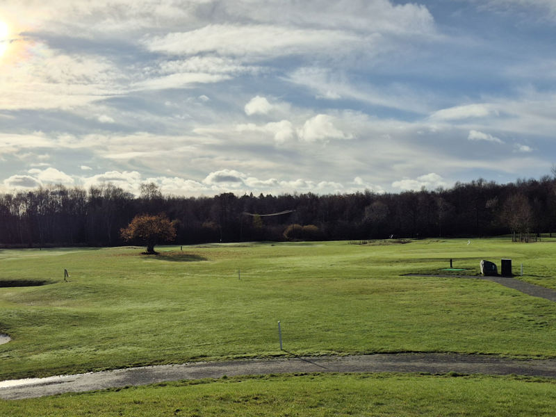 Korthålsbana (öppen) och Driving Range (stängd)